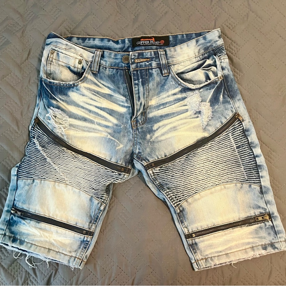 Men’s Copper Rivet distressed denim jean moto zipper shorts. Size 32